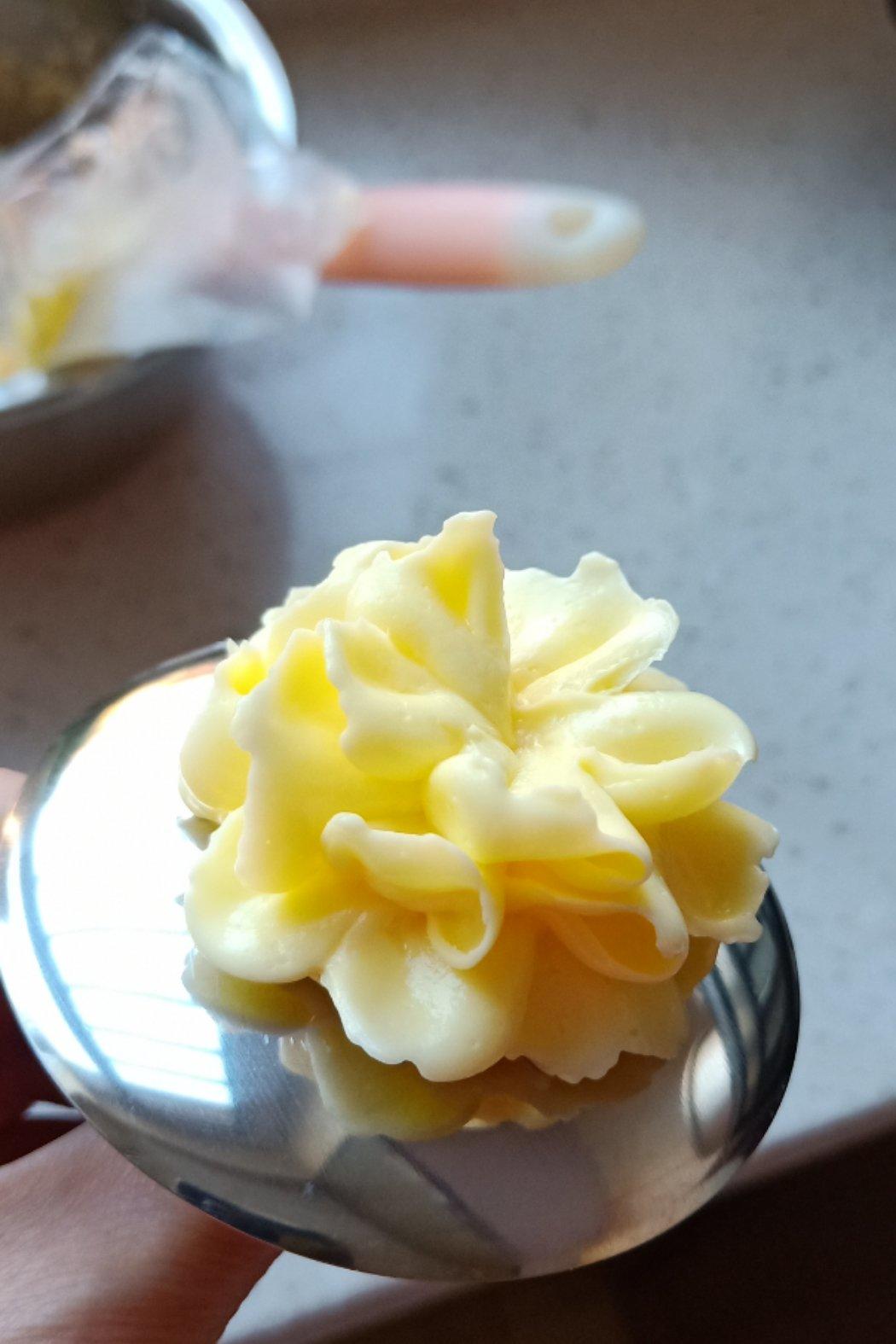 香木兰做的快手淡奶油奶油霜( 超白)