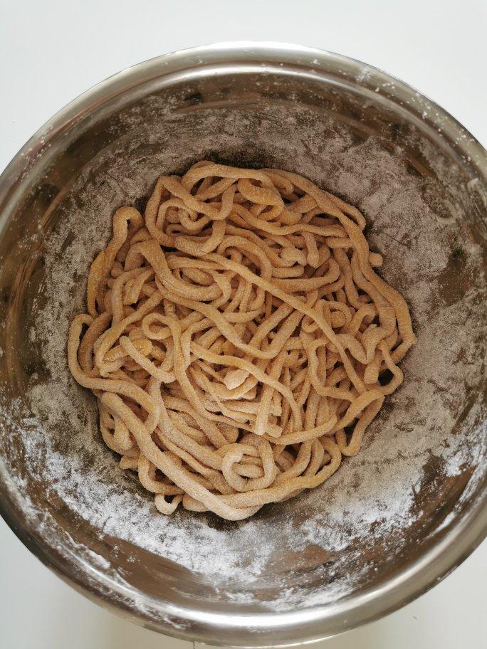 木有面条机也可以做出Q弹 纯手工鸡蛋面