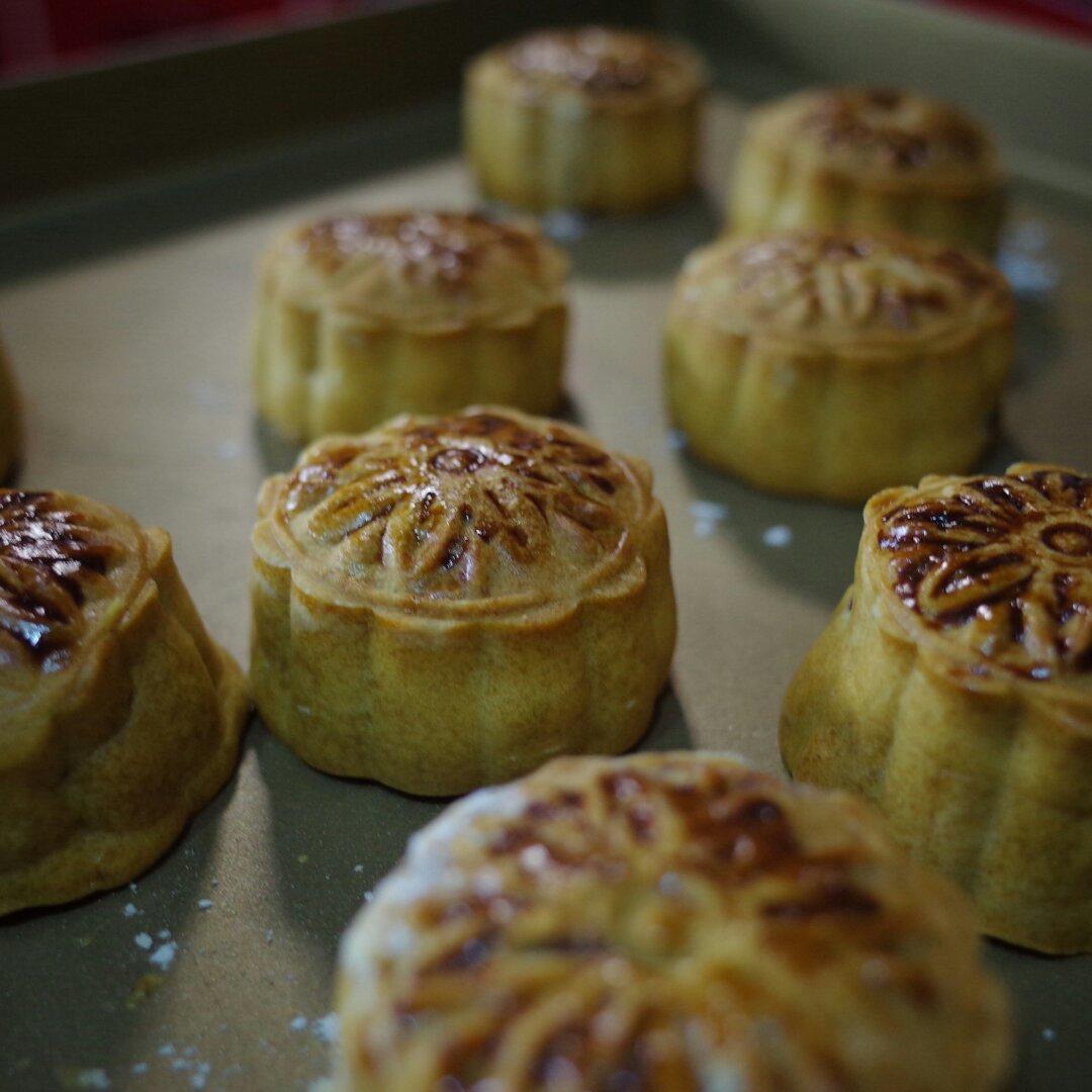 广式月饼－－蛋黄豆沙月饼