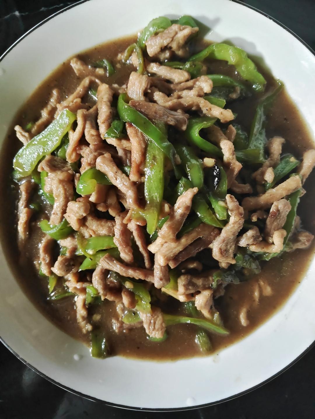 青椒肉丝，这样炒太好吃了。