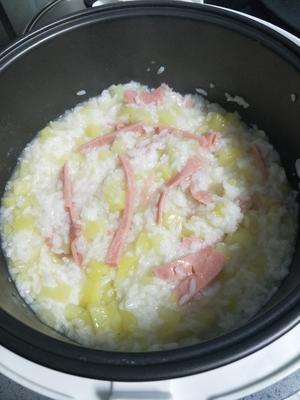 超简单土豆火腿肠蒸米饭的做法 步骤3