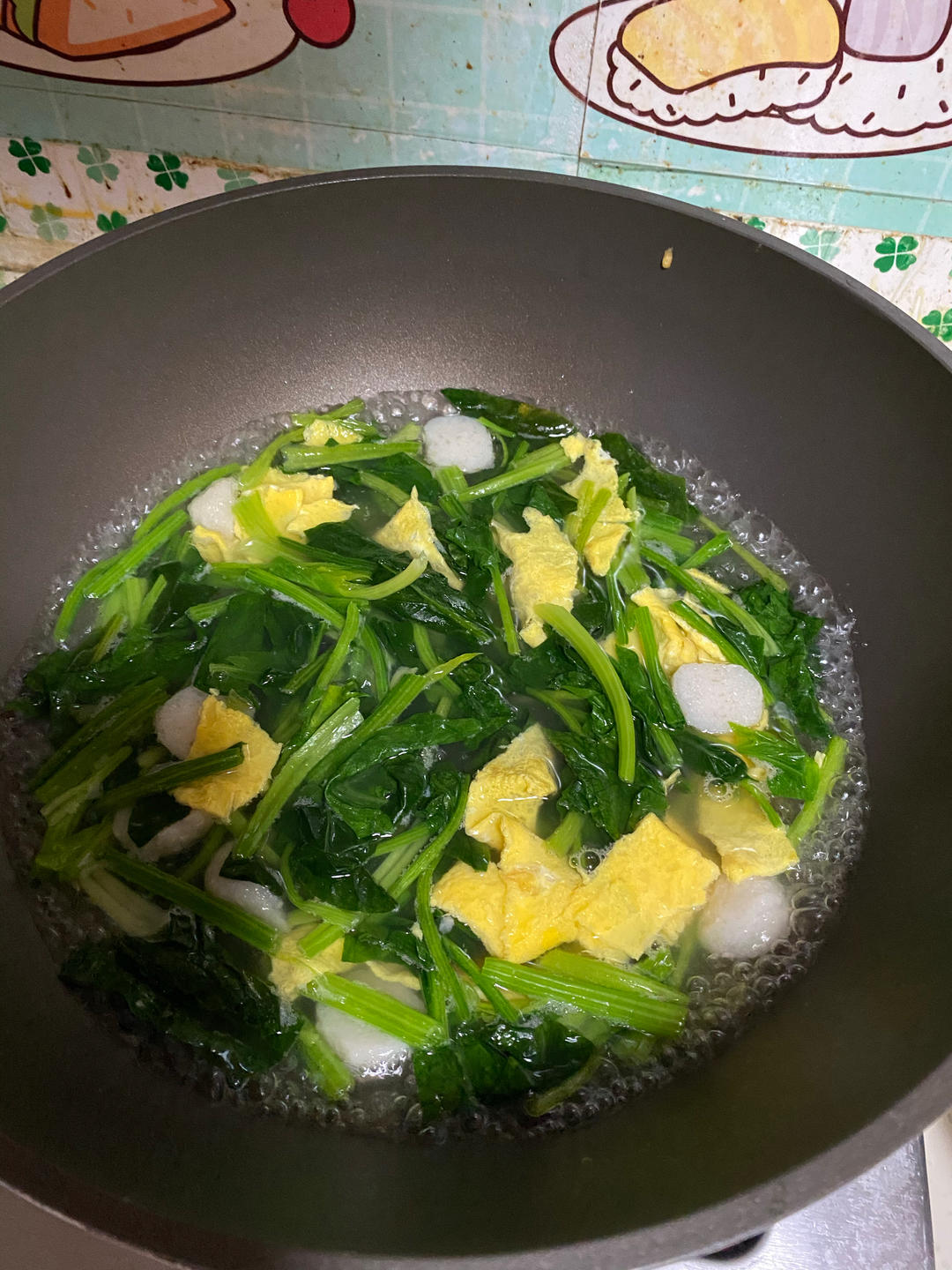 简单易学，清淡好喝～鱼丸鸡蛋菠菜汤