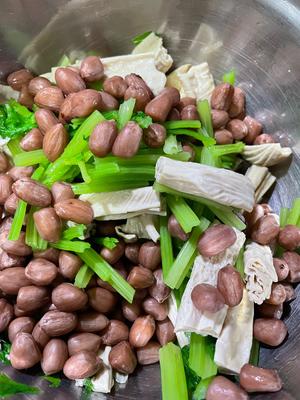 夏日凉拌菜|芹菜腐竹花生米的做法 步骤3