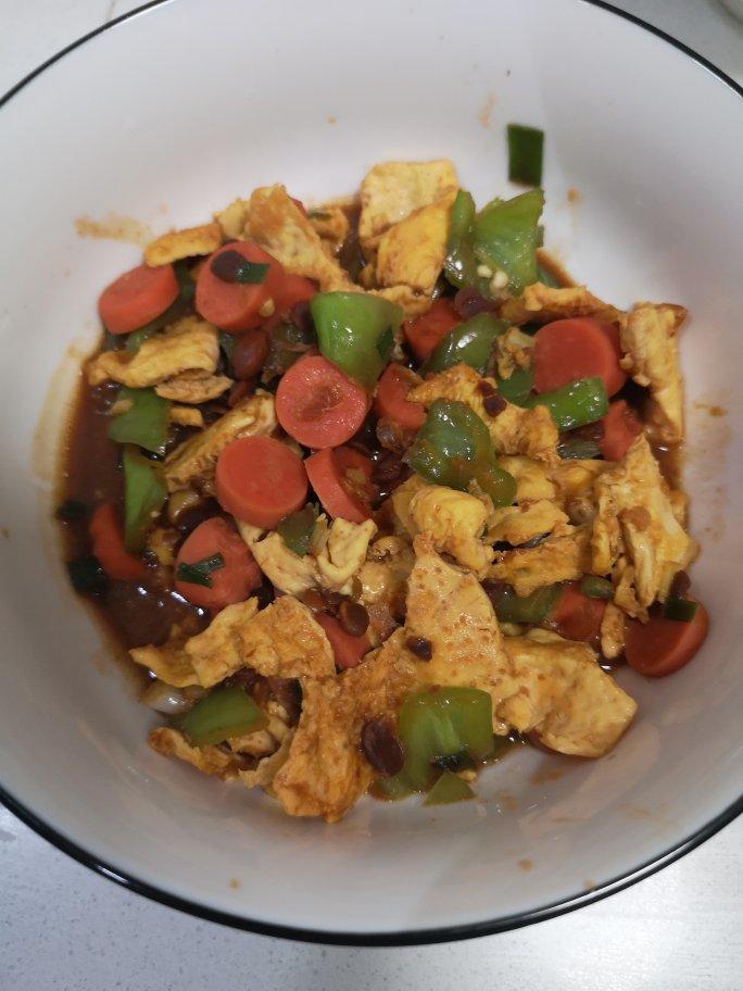 简单，家常的，尖椒火腿鸡蛋酱，打卤面绝配。