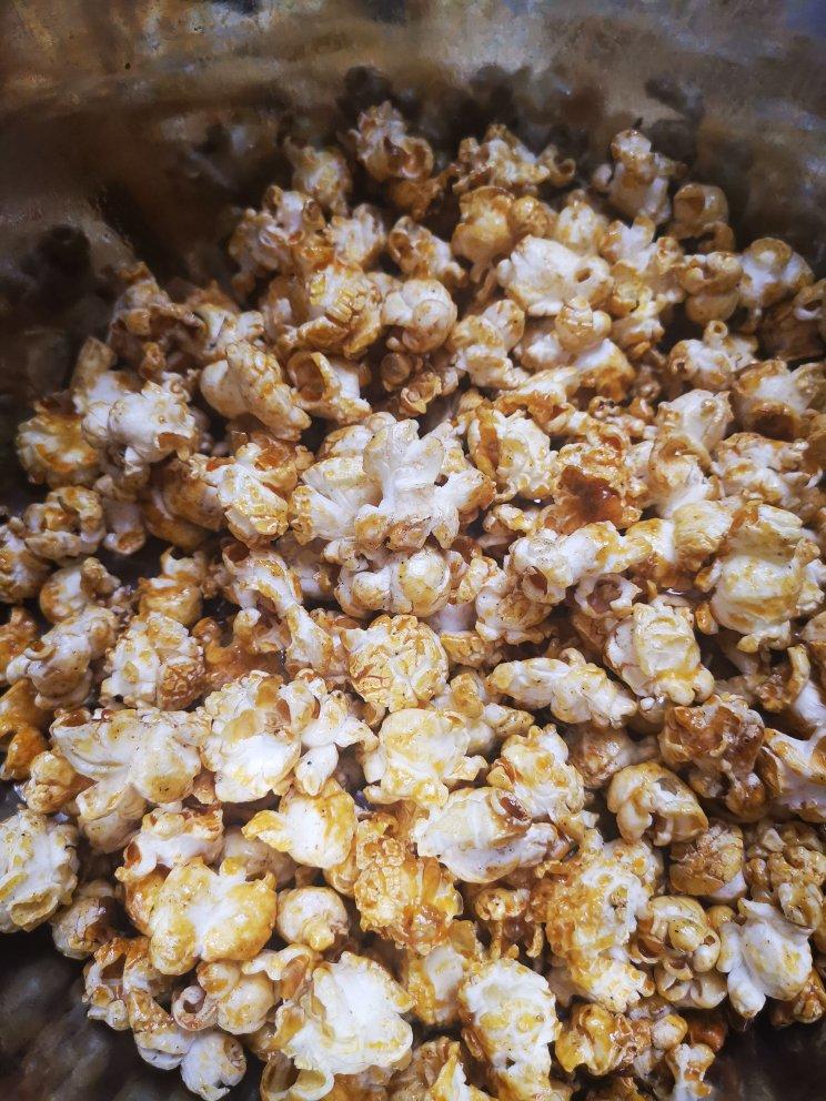 无比酥香！！自制焦糖奶油爆米花！5分钟2步搞定