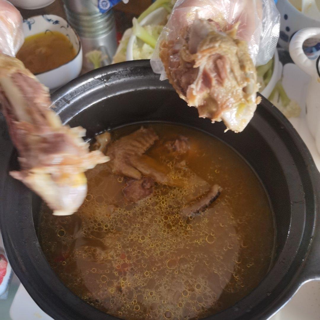 金汤花胶炖鸡煲