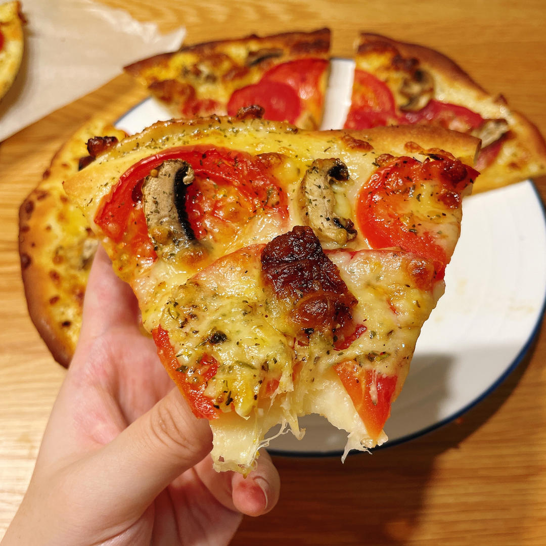 番茄芝士薄底披萨