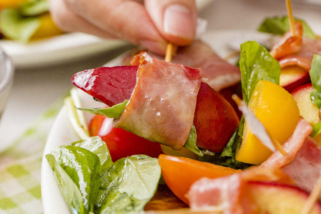 懒人下午茶【蜜桃培根罗勒卷】，酸甜爆汁，一卷就搞定的做法