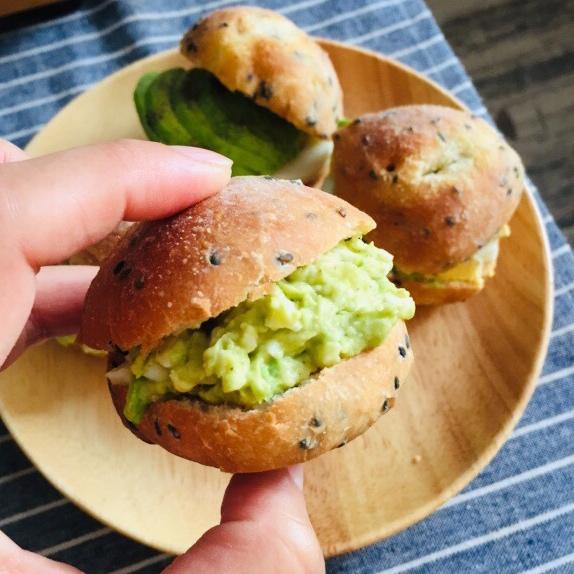 双重牛油果鸡蛋开放三明治