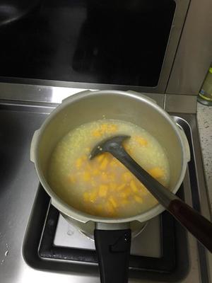 南瓜小米粥的做法 步骤2