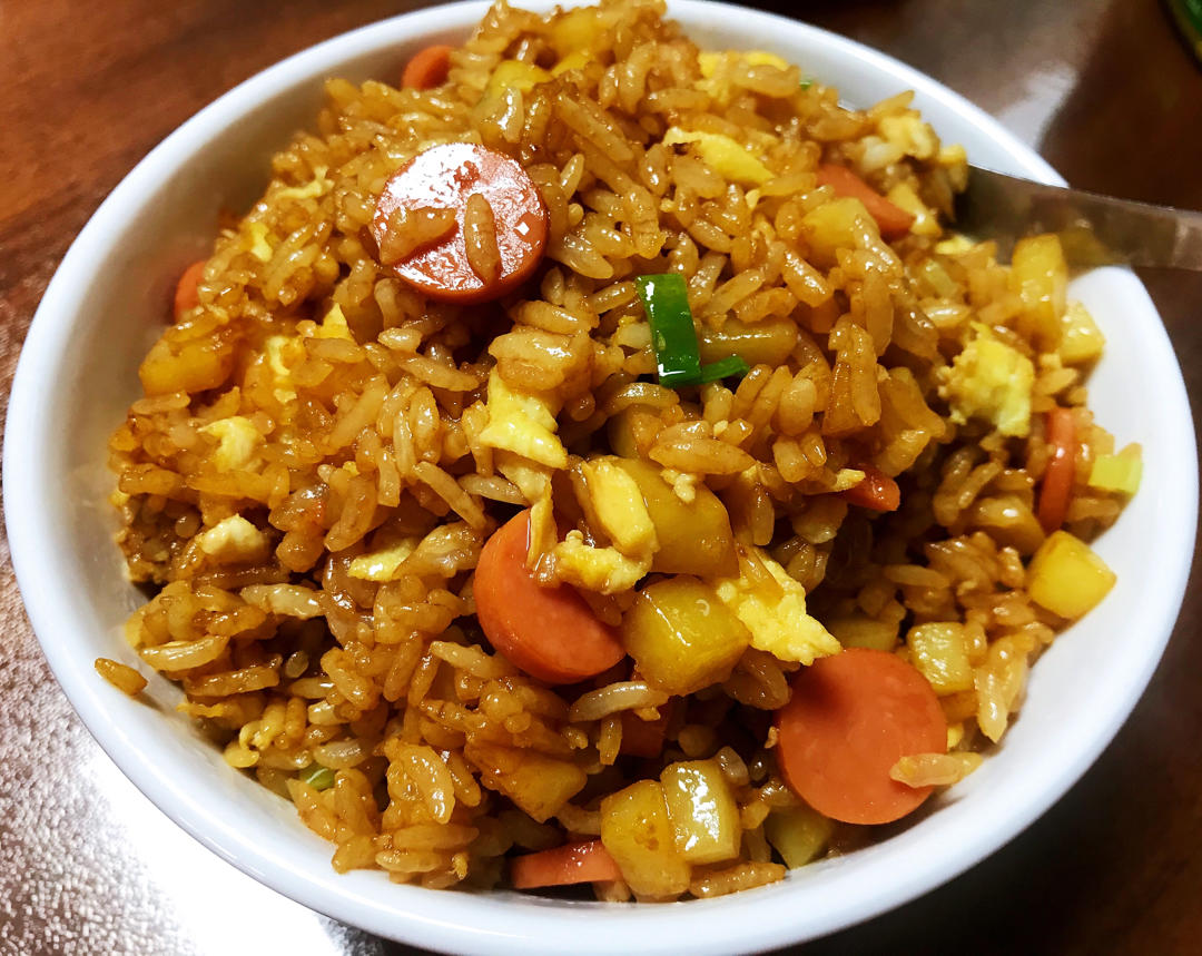 是茉莉麻麻呀做的土豆香肠炒饭