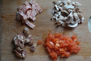 剩饭新吃法🍽辣味香肠蘑菇茄汁溏心蛋炖饭的做法 步骤1