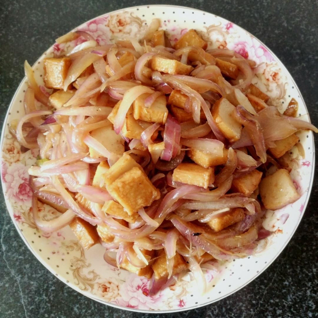 洋葱炒鱼豆腐