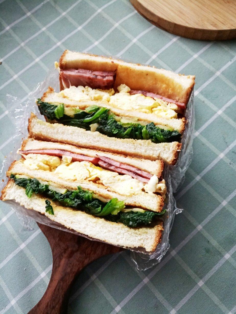 奶油菠菜鸡蛋三明治