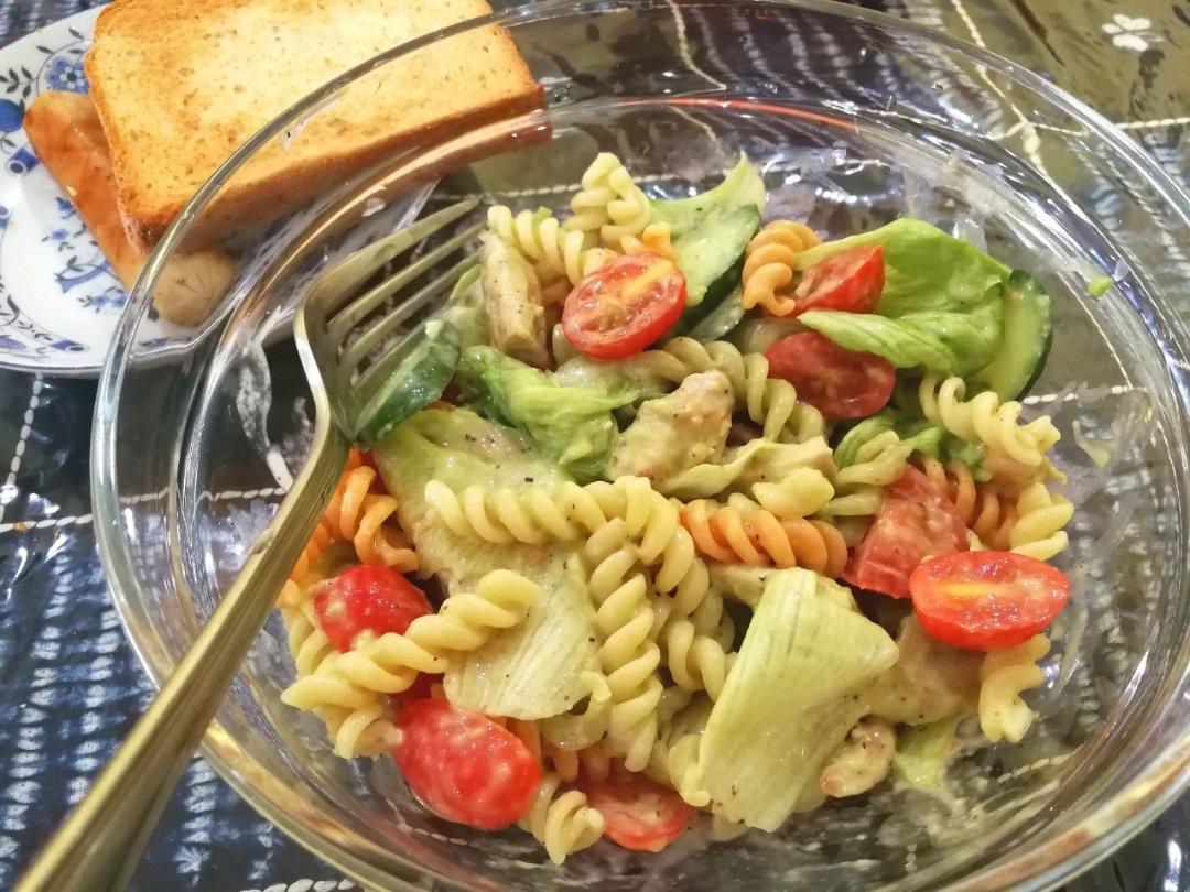 煎鸡胸牛油果酱意面沙拉