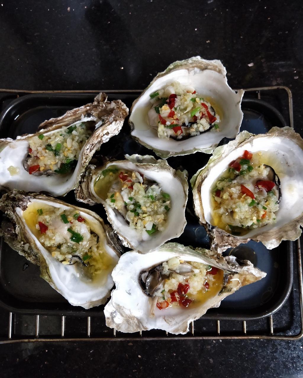 烤生蚝 生蚝好吃关键是蒜茸做得好