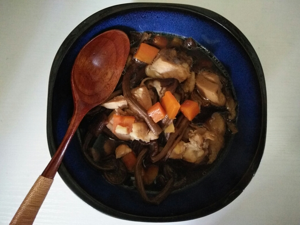 鸭腿茶树菇香菇胡萝卜乱炖的做法