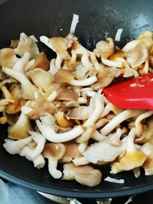 蘑菇滑炒鸡蛋的做法 步骤3