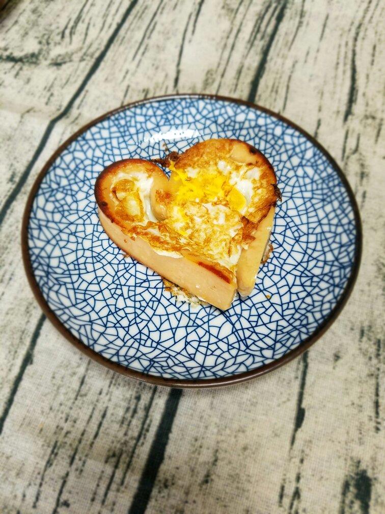 心形香肠荷包蛋