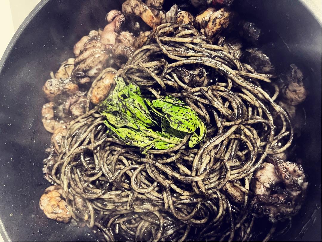 高级了！海鲜墨鱼汁意面