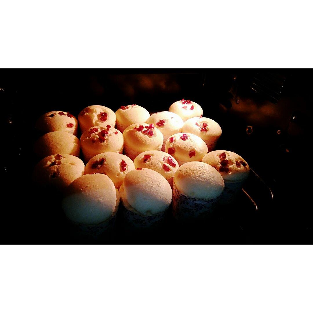 蔓越莓纸杯戚风小蛋糕