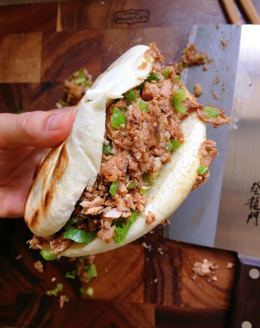 肉夹馍 Rou Jia Mo