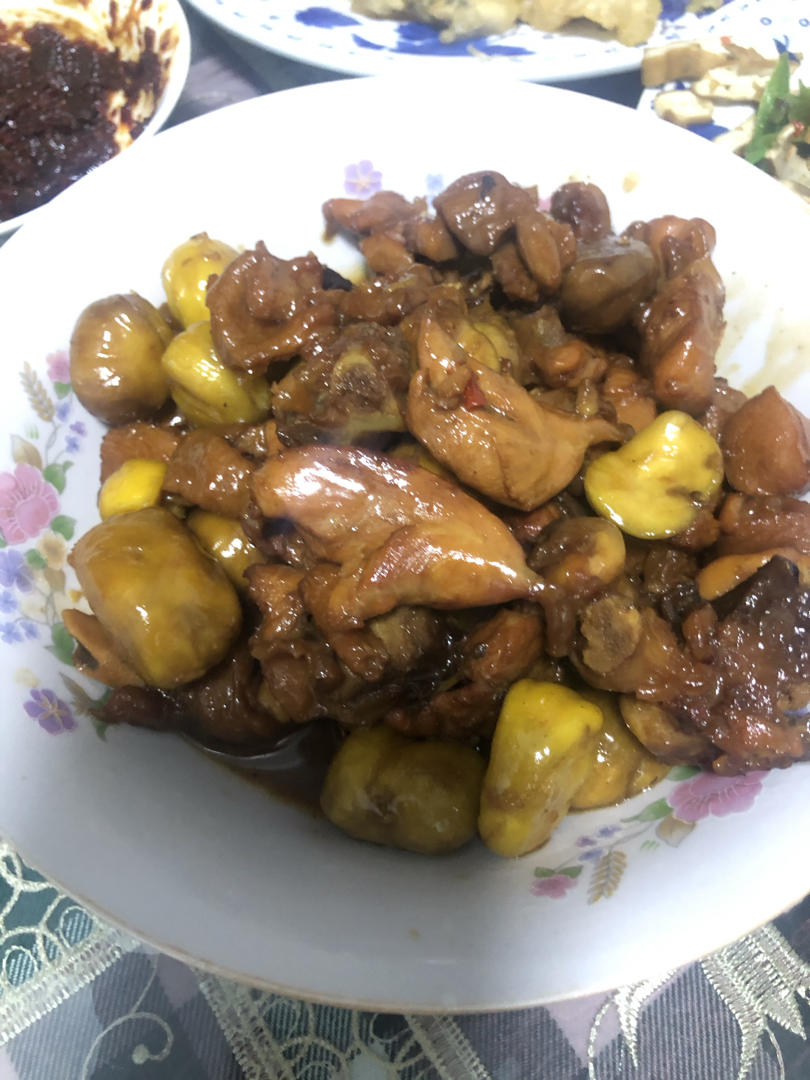 香甜软糯，汤汁浓郁的板栗烧鸡