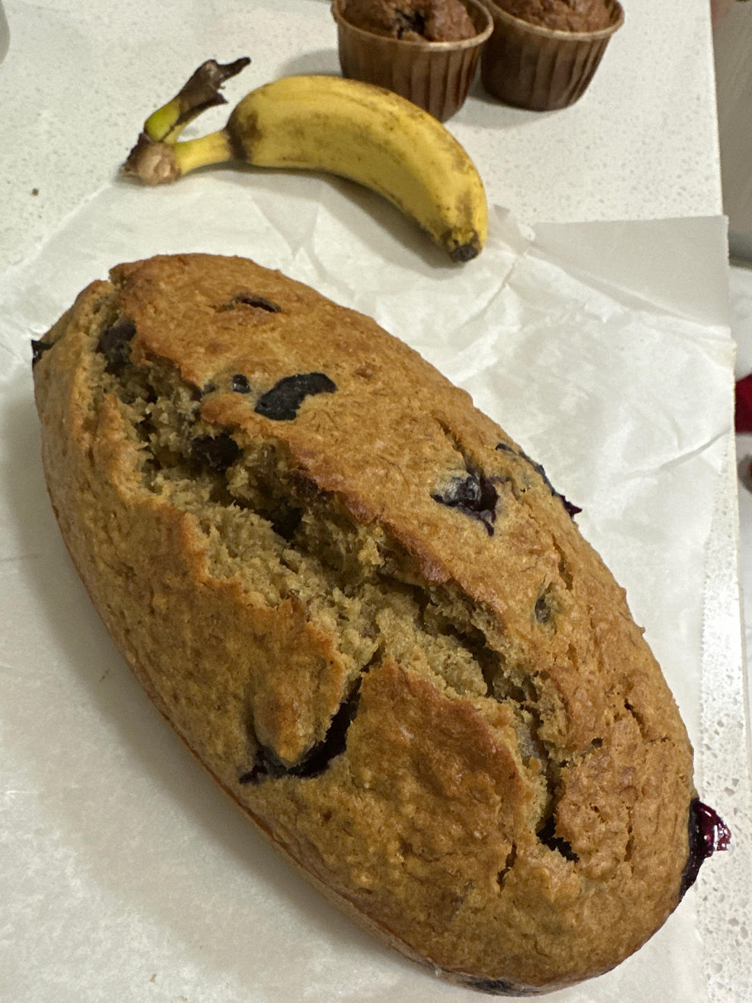 准备祖传的香蕉蓝莓玛芬蛋糕