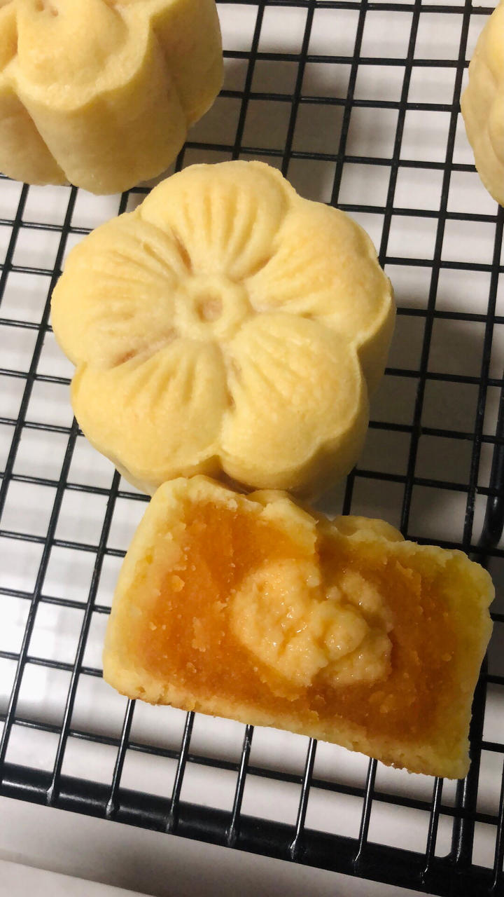 💃奶黄流心月饼——这是可以让你坐稳朋友圈厨霸位置的月饼🥮，没人点赞算我输👎