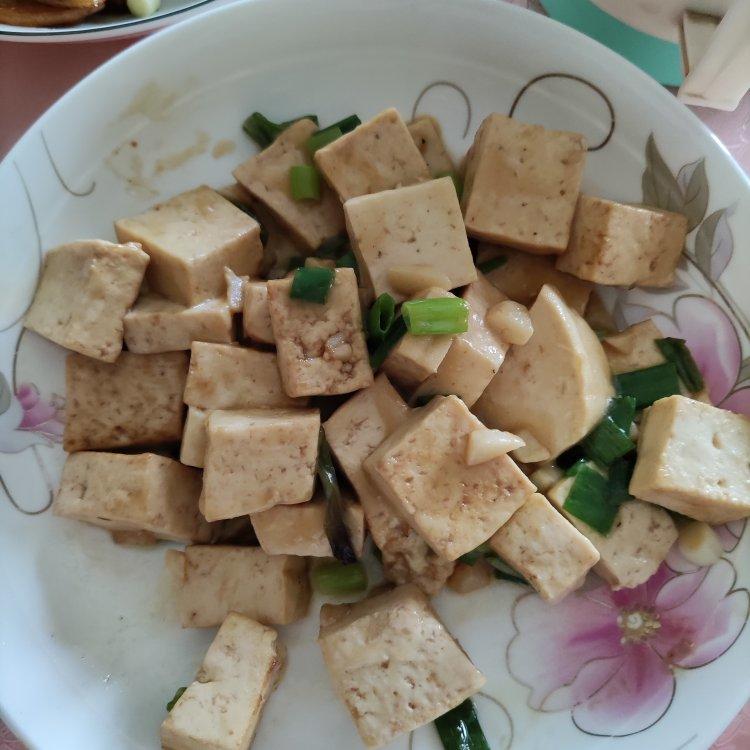 不放肉也超下饭的葱焖豆腐