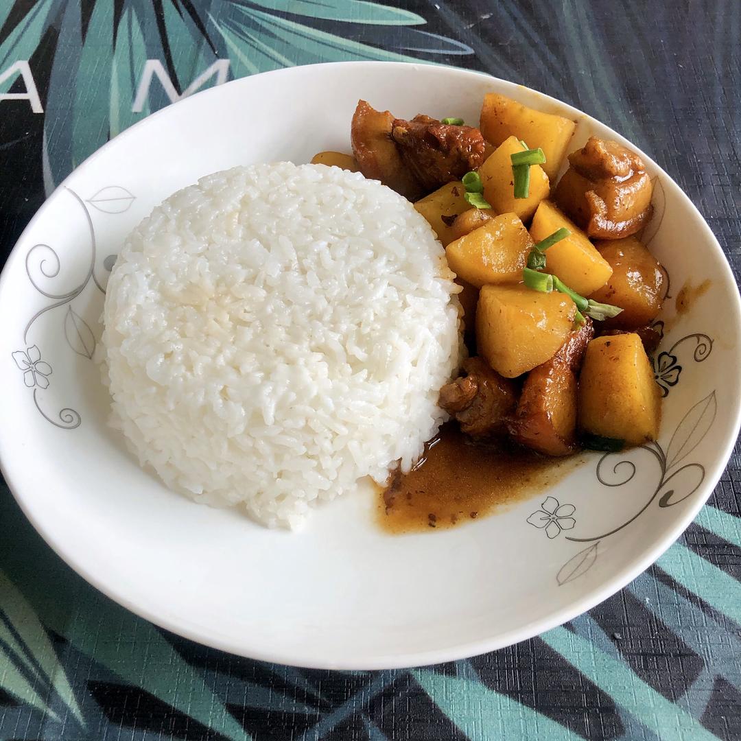 土豆烧肉盖浇饭