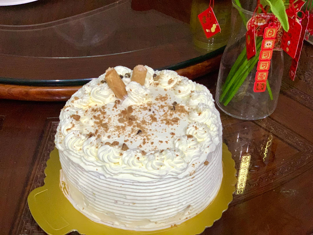 新手必成8寸生日蛋糕（详细多图干货经验分享，解决戚风蛋糕塌陷，奶油饰面涂不好，烤箱温度不好掌握等各种问题）