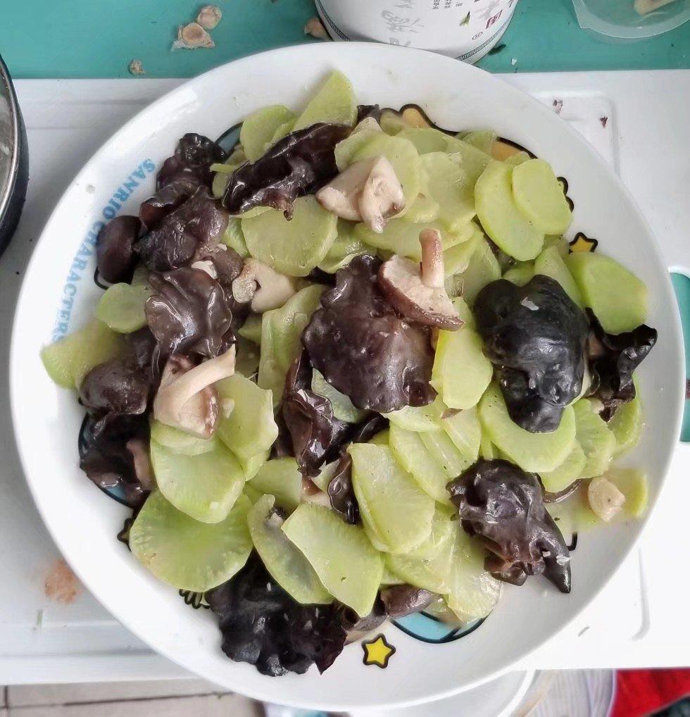 莴笋炒木耳