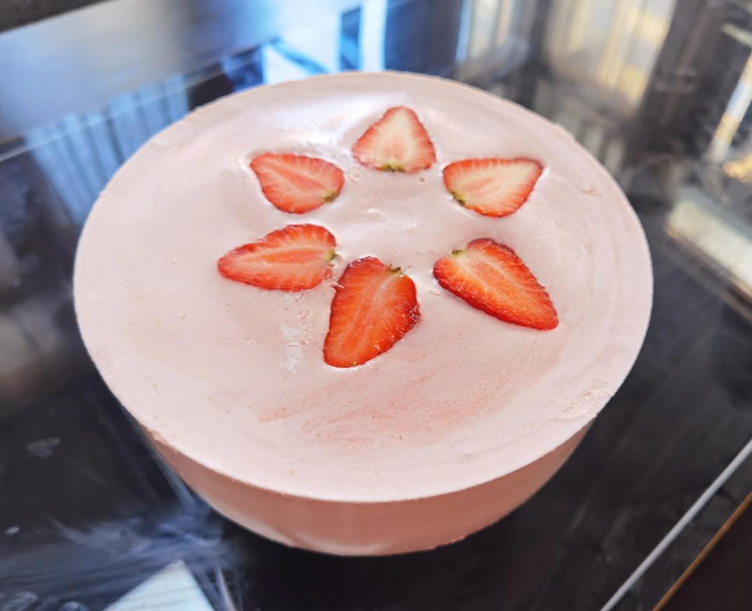 6寸草莓慕斯蛋糕