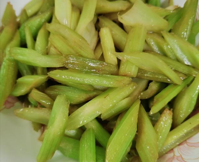 最简单的降压祛脂菜  素炒芹菜的做法