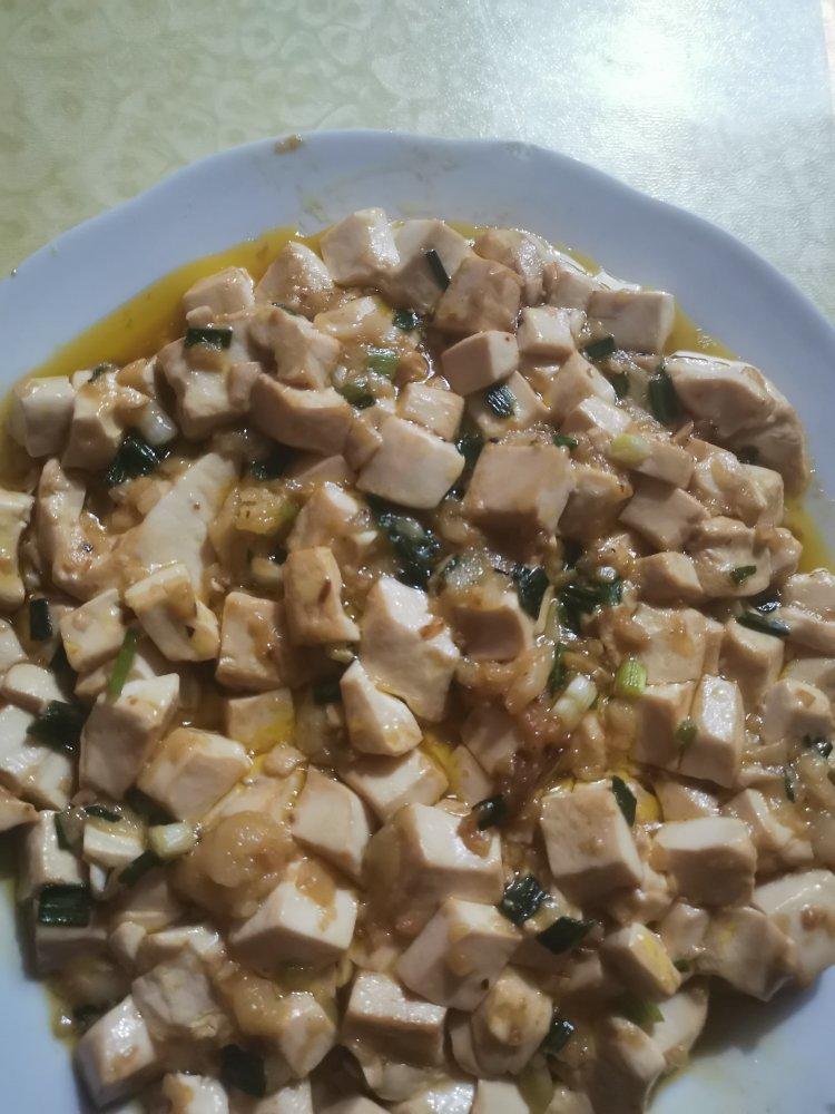 不放肉也超下饭的葱焖豆腐