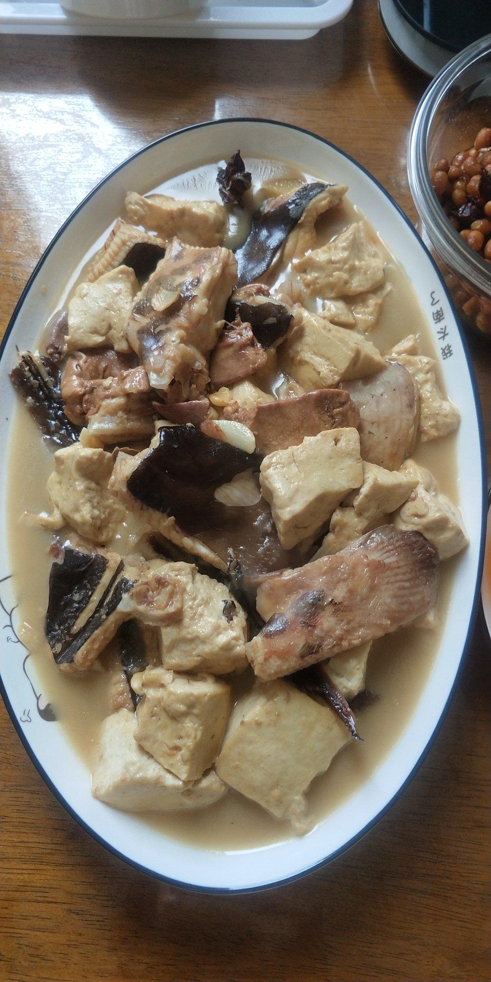 森岛眼镜做的〈老板鱼炖豆腐〉,都喜欢的味道.欣小厨