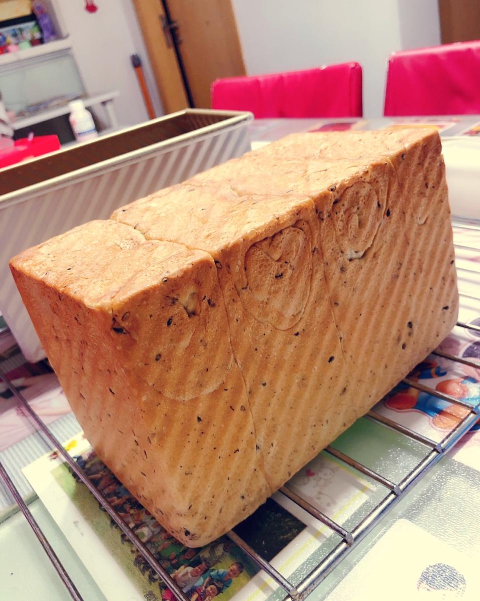 黑芝麻奶香吐司