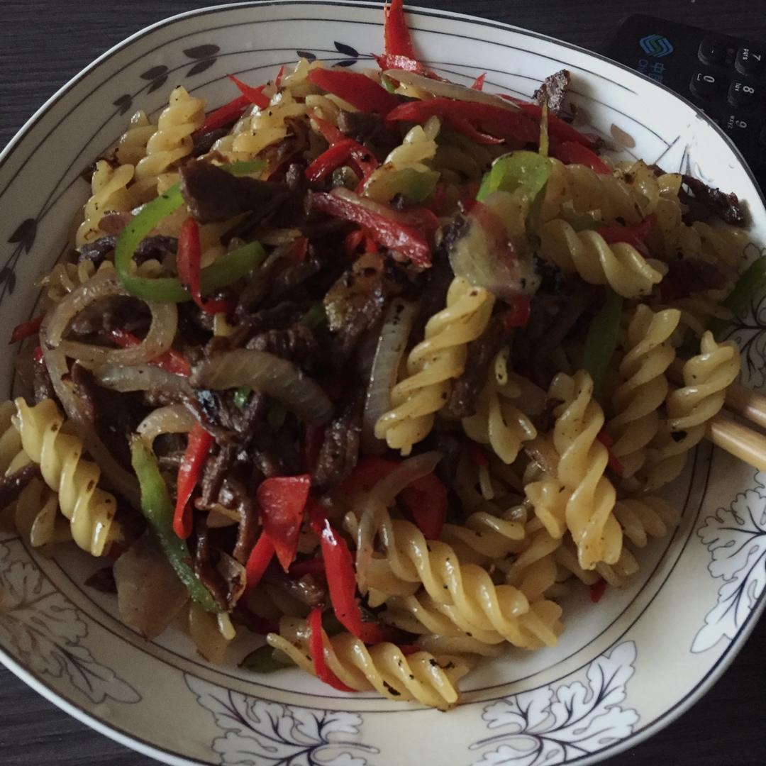 黑椒牛柳炒意面
