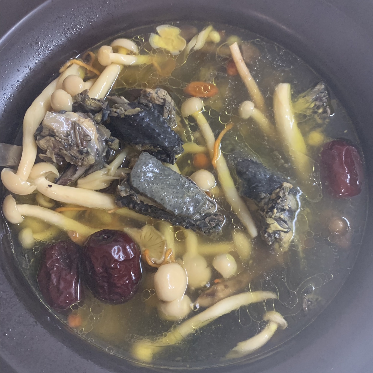 煲汤-菌菇枸杞红枣乌鸡汤的做法 步骤6