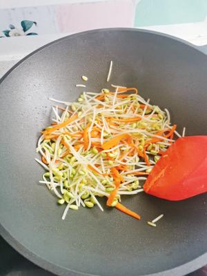 素菜之韭菜黄豆芽炒粉丝的做法 步骤2
