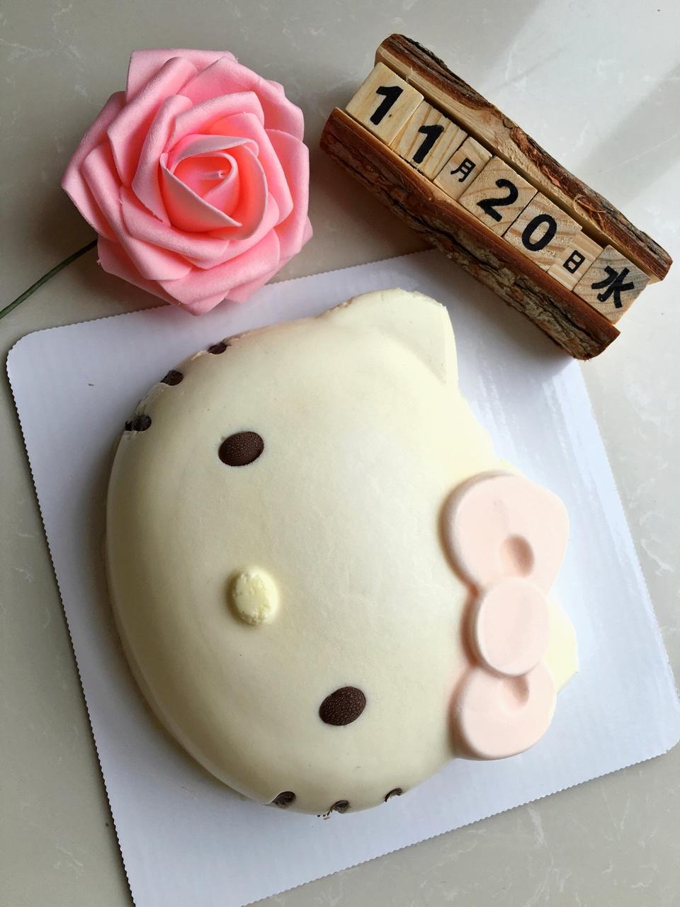 6寸kitty芝士慕斯蛋糕
