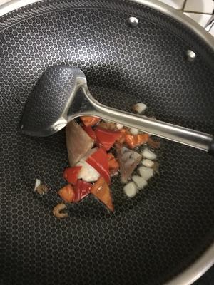 『排毒养颜』黄瓜木耳香菇红椒炒海米吹鱼的做法 步骤4