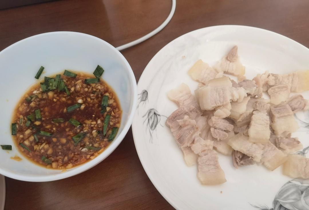 有时候，真的忍不住，搞一盘蒜泥白肉