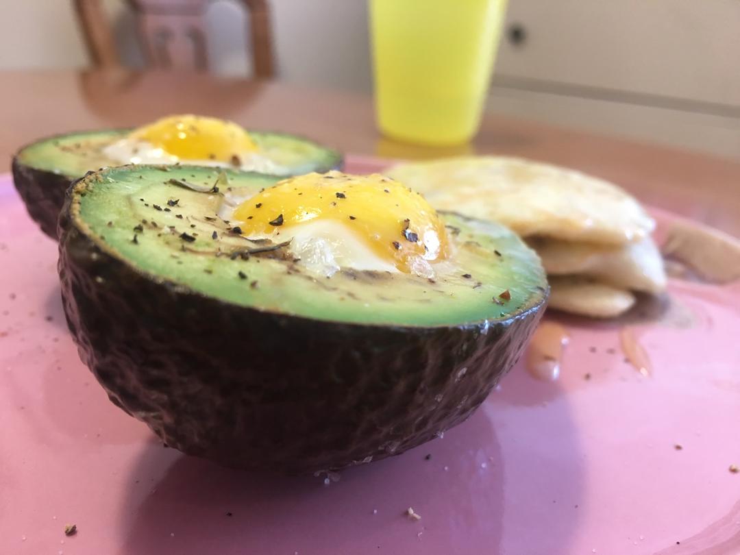 牛油果烤鸡蛋