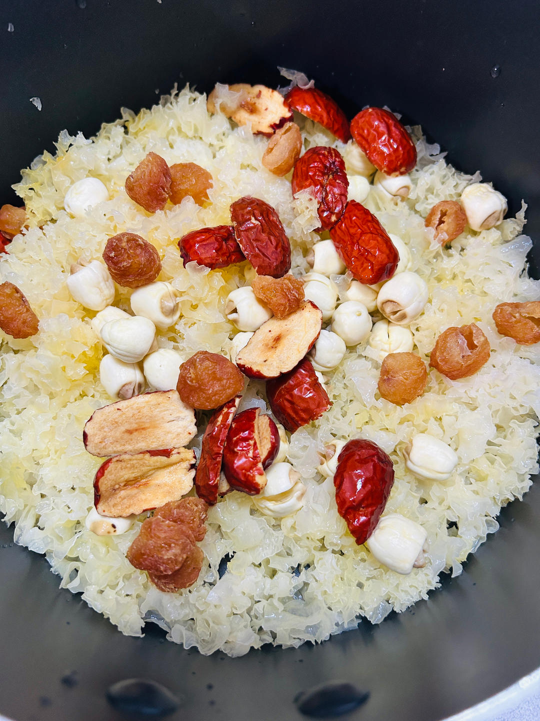 雪耳莲子百合红枣桂圆汤