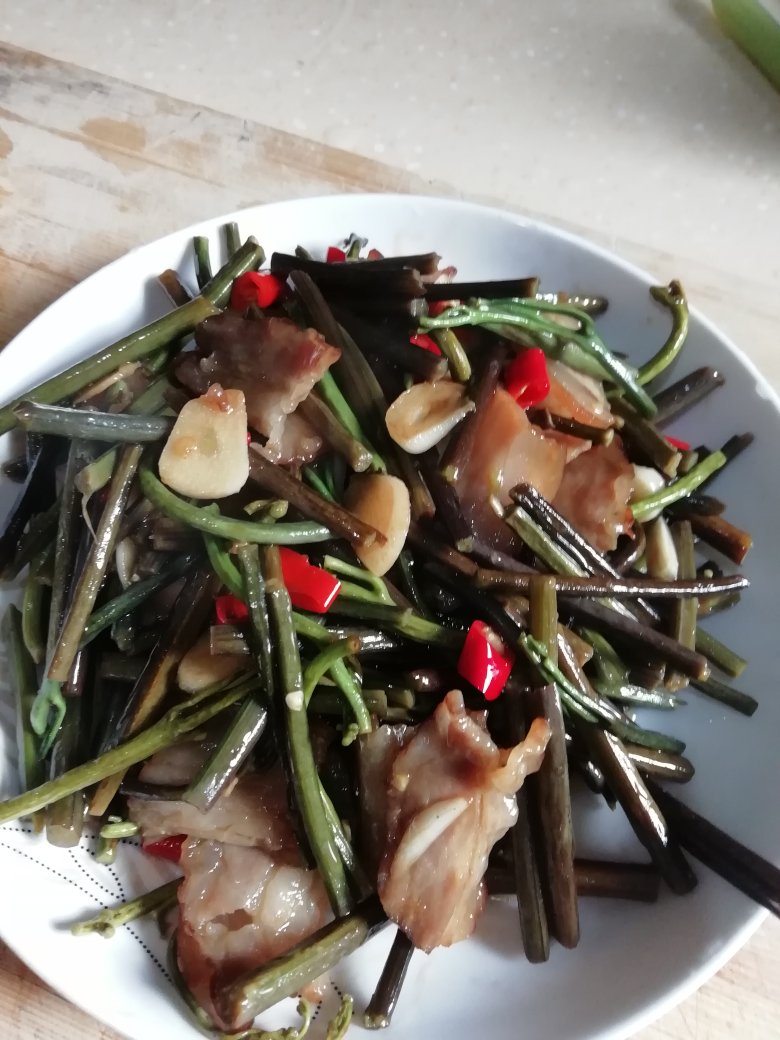 腊肉炒蕨菜