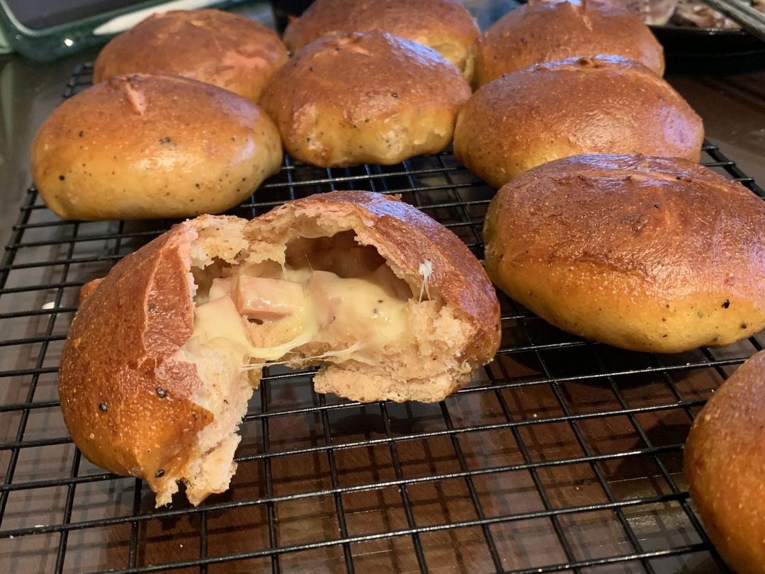 『椒盐核桃芝士碱水面包球』