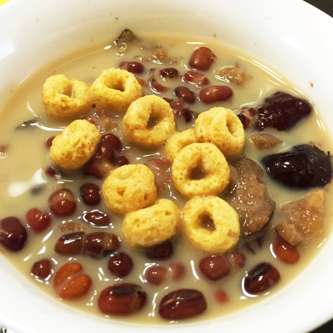 红枣红豆薏仁牛奶粥