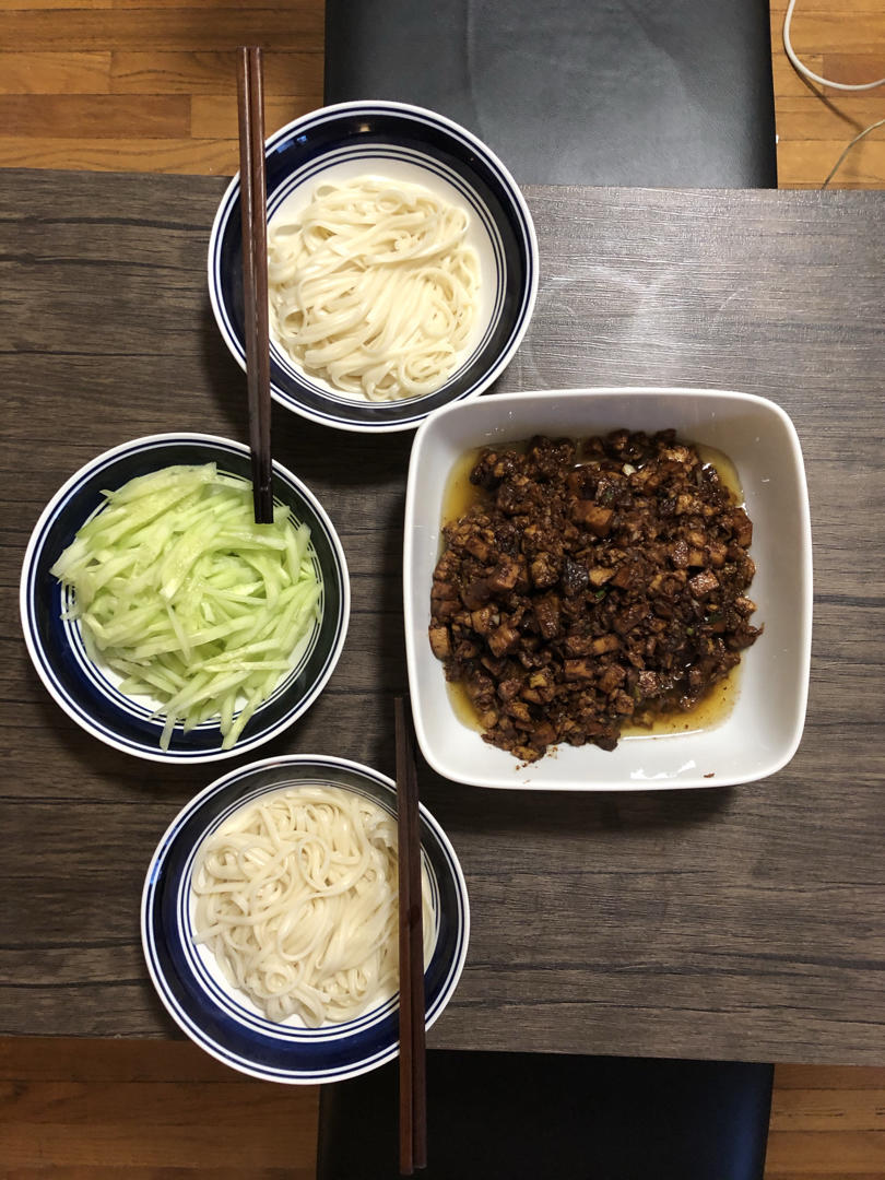 肉香素炸酱面（蛋素，植物五辛素）